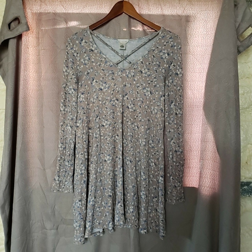 Wet Seal Shirt Womens S Beige Floral V Neck Long Sleeve Tunic Jersey Top
